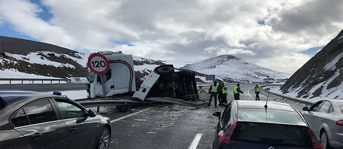 El vuelco de un camin de cemento mantiene cortada la A67 a la altura de Fombellida 