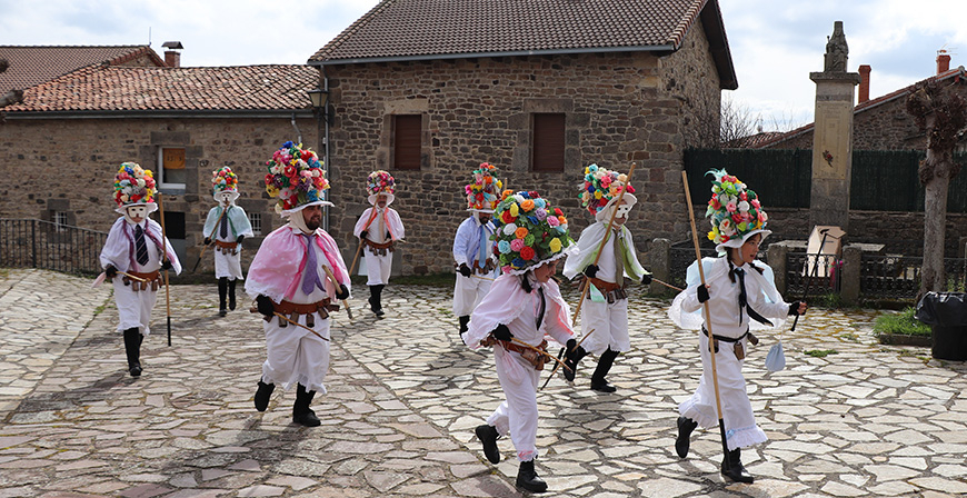 Los Zamarrones danzaron por Los Carabeos
