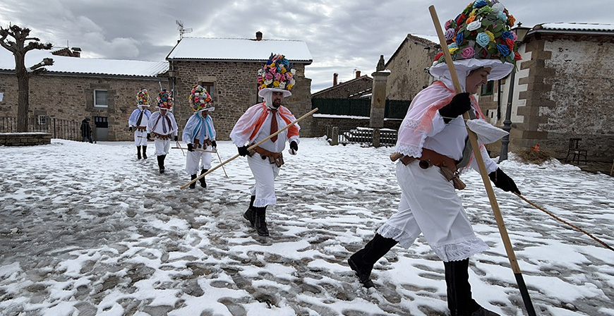 Los Zamarrones danzaron sobre la nieve en Los Carabeos