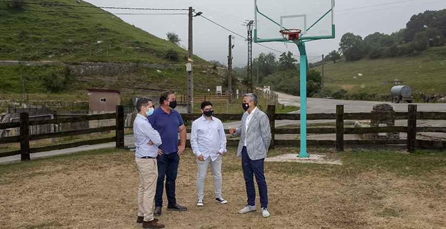 Zuloaga anuncia el proyecto de recuperacin de la pista polideportiva de San Miguel de Aguayo