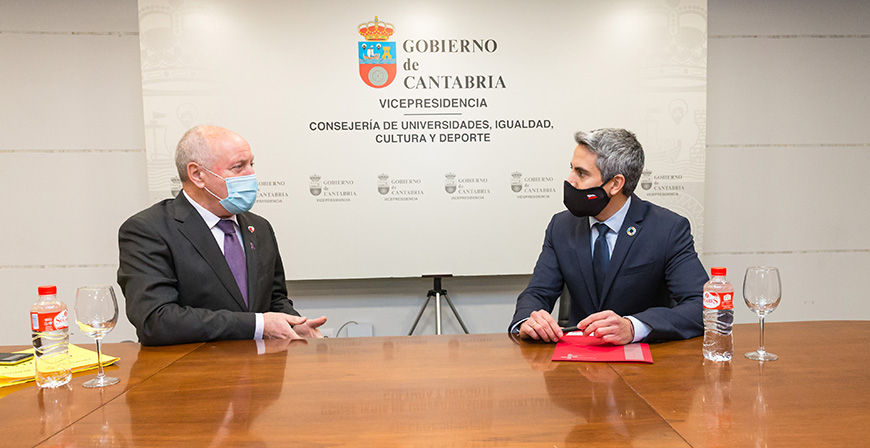 Zuloaga y Barrio abordan la mejora de las piscinas climatizadas y del polideportivo Tito Carrera