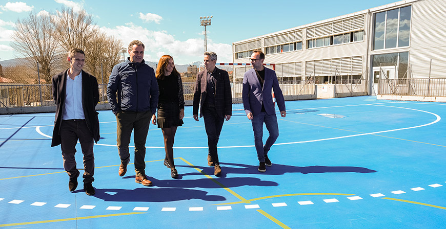El CEIP Alto Ebro de Reinosa estrena la renovacin de su pista deportiva