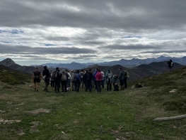 Unas 40 personas se unen en una marcha contra el proyecto de la carretera entre Reinosa y Potes  