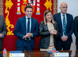 ADIF, Gobierno de Cantabria y Los Corrales firman el protocolo para la eliminaci�n de cuatro pasos a nivel y el desv�o del tr�fico pesado fuera del casco urbano