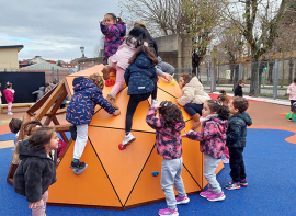 Los alumnos del Alto Ebro disfrutan del nuevo parque infantil