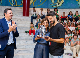 Andrs Martn recibe el Trofeo Chisco al mejor jugador del Racing de la pasada temporada