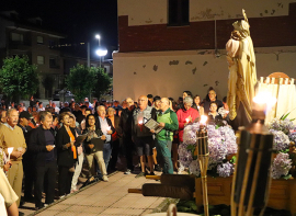 Las antorchas iluminan a la Virgen del Carmen