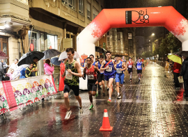 Atletismo bajo una incesante lluvia