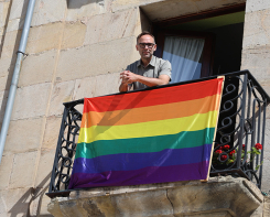 La bandera arco�ris vuelve a ondear en el Ayuntamiento de Reinosa
