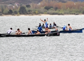 Los bateles surcan el Embalse del Ebro