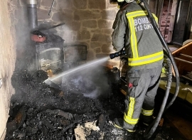 Los bomberos del 112 sofocan un incendio en una vivienda de Valdeprado del Río