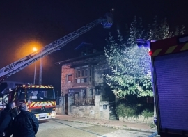 Los bomberos extinguen un incendio en la chimenea de una vivienda de Reinosa