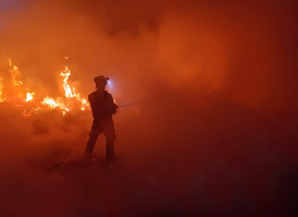 Los bomberos sofocan un incendio en Aldueso de madrugada