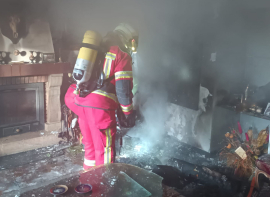 Los bomberos sofocan el incendio originado en la chimenea de una vivienda de Proa�o