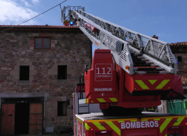 Los bomberos sofocan el incendio originado en la chimenea de una vivienda de Villanueva de la Na