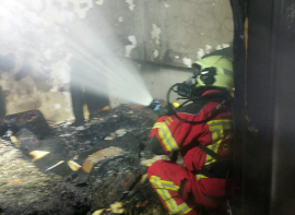 Los bomberos sofocan un incendio en un piso de Mataporquera 