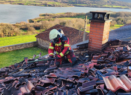 Los bomberos sofocan un incendio en la cubierta de una vivienda de Quintana