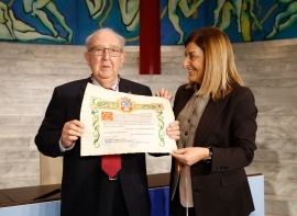 Buruaga entrega a Modesto Chato el ttulo de Hijo Adoptivo de Cantabria 