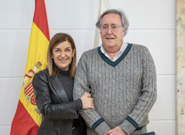 Buruaga felicita a Eduardo Castillo, jefe de Protocolo del Gobierno, tras ser reconocido con el Diploma de servicios distinguidos
