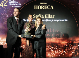 La cantante Sofa Ellar recibe el premio Horeca en la 42 Gala de Hostelera de Cantabria