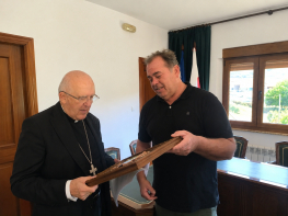 El cardenal Carlos Osoro visita San Miguel de Aguayo para reencontrarse con sus ra�ces familiares