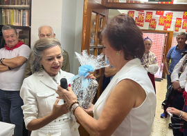 La Casa de Cantabria en Barakaldo condecora a la pintora reinosana Alicia Ca�as por su trayectoria