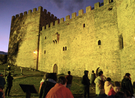 El castillo de Argueso se ilumina para visibilizar el Sndrome Phelan-Mcdermid