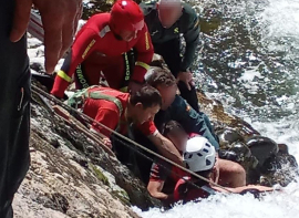 Complejo rescate de un hombre con la pierna atrapada entre rocas en el Pas 