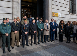 La Delegaci�n del Gobierno en Cantabria guarda un minuto de silencio en memoria de las v�ctimas del accidente ferroviario de Adamuz