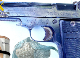 Detenido con una pistola, cocana y ms de 4.300 euros en billetes de 50