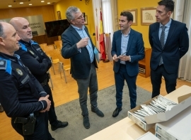 La DGT entrega a la Polica Local de Santander 300 kits para realizar test de drogas a conductores