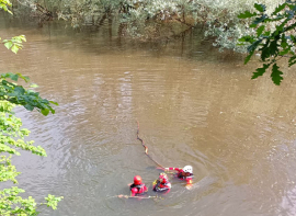 Efectivos de emergencias buscan a un pescador cado al embalse de Palombera