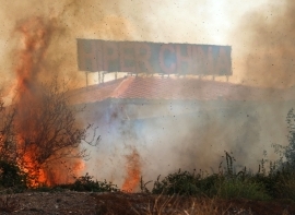El fuego pone en riesgo varias naves en Reinosa