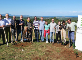 El Gobierno de Cantabria con el equipo de la pelcula 'Campeonex' se suman a la plantacin de 150 rboles autctonos en el Bosque del Cine del Festival de Santander