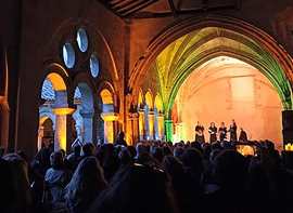 El grupo alemn 'VocaMe' llena el claustro de la Colegiata de Santillana del Mar con el concierto del ciclo 'Caminos que nos unen'