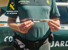 La Guardia Civil detiene a una joven con envoltorios de coca�na y una navaja de grandes dimensiones en la zona de ocio de Suances
