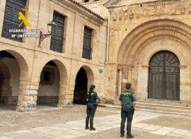 La Guardia Civil detiene a los presuntos autores de realizar grabados en la fachada de la Colegiata de Santillana del Mar