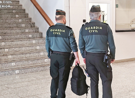 La Guardia Civil devuelve una mochila con 4.400 euros a un hombre que la olvid� en los exteriores del aeropuerto Seve Ballesteros