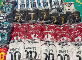 La Guardia Civil interviene 700 camisetas de f�tbol de supuestas marcas oficiales