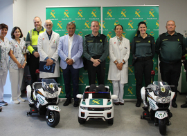 Guardias Civiles y familiares donan coches de juguete al �rea de Hospitalizaci�n Pedi�trica de Valdecilla