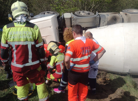 Herido el conductor de un cami�n tras volcar en el puerto del Escudo