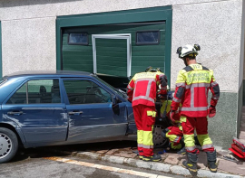 Herido un conductor tras chocar contra un garaje en Reinosa