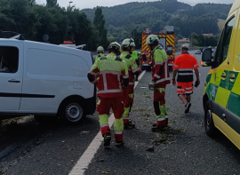 Herido un conductor tras una colisi�n entre una furgoneta y gr�a en la A-8