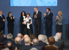 Mara Teresa Rodrguez, presidenta de honor de Galletas Gulln, recibe el IX Premio Reino de Espaa a la Trayectoria Empresarial