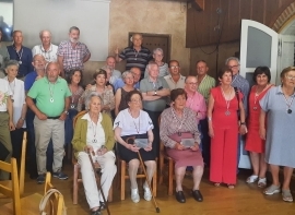 Los antiguos alumnos de la escuela de La Costana, juntos de nuevo