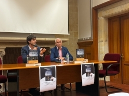 Pablo Ala�a arranc� en Reinosa la gira de presentaci�n de su nueva novela 'La doble v�ctima'