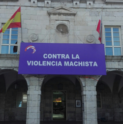 Una pancarta contra la violencia machista cuelga desde la fachada del Parlamento