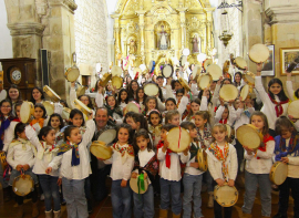 Las pandereteras de Requejo cantaron a la Navidad