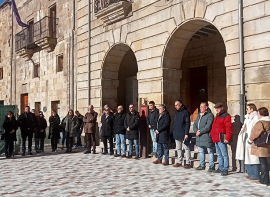 Reinosa se suma al minuto de silencio en memoria de las v�ctimas del accidente de ferrocarril de Adamuz