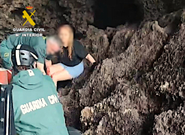 Rescatada in extremis una mujer encaramada a unas rocas en el Faro del Caballo